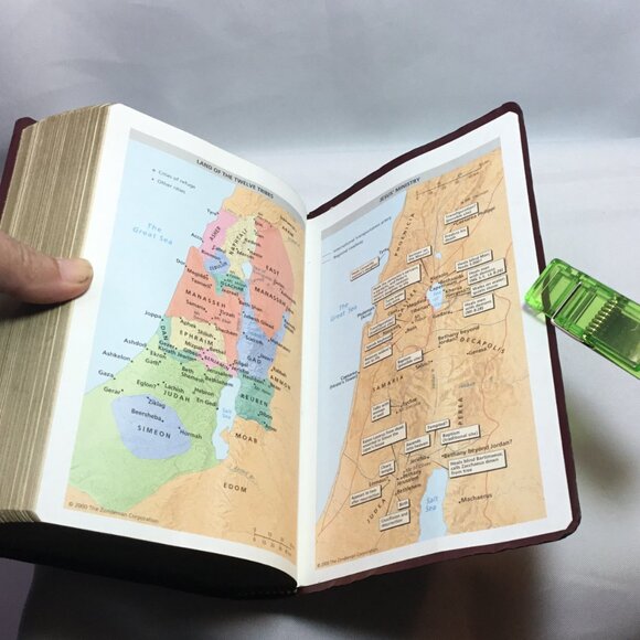 KJV Holy Bible: Gift and Award, Black Leather-Look, Red Letter 2001 - Picture 13 of 13